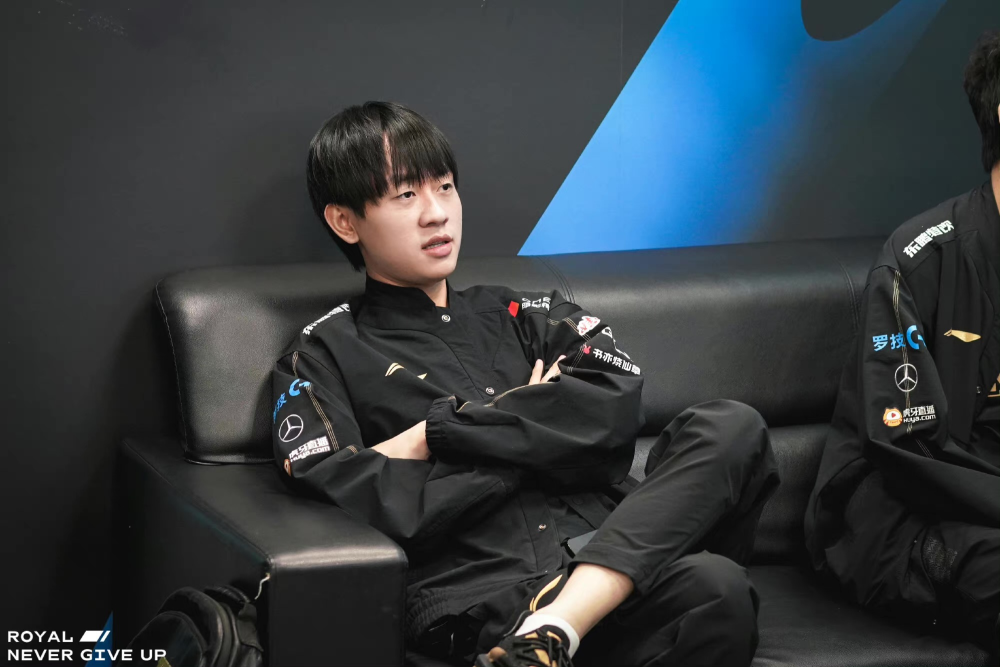 Uzi官方宣布比赛局势复杂新规，TES引发争议！赢得满堂喝彩